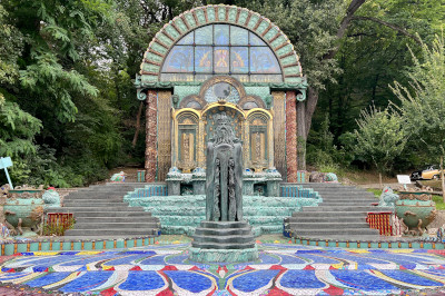 buntes kleines Gebäude mit Brunnen davor