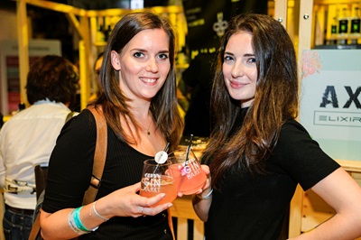 Zwei Frauen mit einem Gin Tonic in der Hand beim Ginmarkt Wien