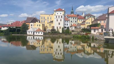 Häuser der Altstadt von Neuhaus, tschechisch Jindřichův Hradec, spiegeln sich nahe der Mündung des Hamerský potoks, Hamerbachs, malerisch im Vajgar-Teich. 