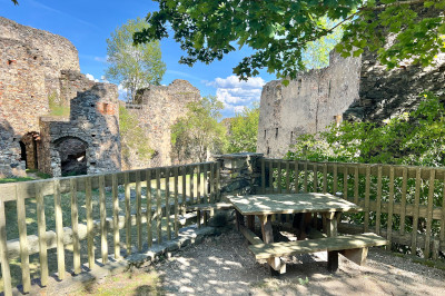 Tisch, Ruine im Hintergrund