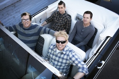 Frequency Highlights The Offspring. Alle Bandmitglieder sitzen in einem Auto