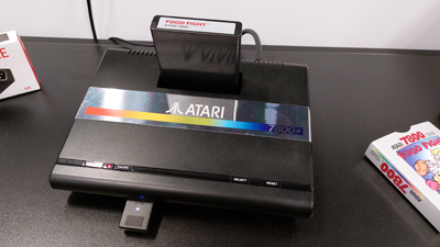 Ein Atari 7800+ mit einer Ausgabe von Food Fight