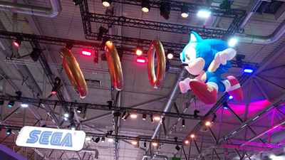 Ein Sonic-Ballon mit Ringen an der Decke der Messehalle