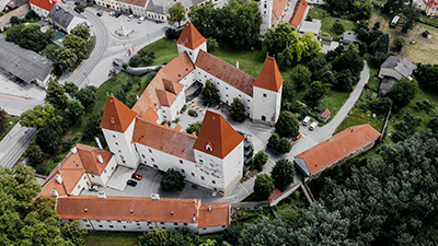 Schloss Orth aus der Vogelperspektive