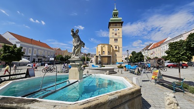 Brunnen und Rathaus am Hauptplatz von Retz.