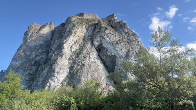 Die Thebener Felsklippe. Überbleibsel des Pannonischen Meeres an der Grenze zu Niederösterreich unweit von Schloss Hof.