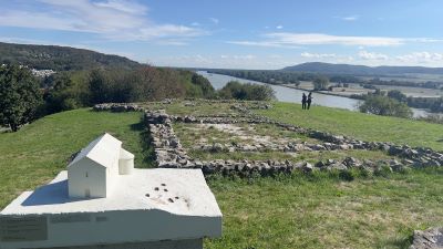 Modell der romanischen Kirche am Burgberg von Devín mit den freigelegten Grundmauern dieser Kirche. Blick Richtung Osten auf die Donau und, am rechten Bildrand, die in Österreich liegenden Hundsheimer Berge.