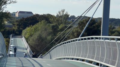 Fahrradbrücke der Freiheit über die March auf der Höhe von Schloss Hof. Die March war hier bis 1989 der Grenzfluss zwischen Westeuropa und dem kommunistischen Ostblock. Hier lag der Eiserne Vorhang.