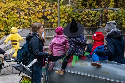 Kinder mit Halloweenkostümen im Hof auf Schloss Orth.