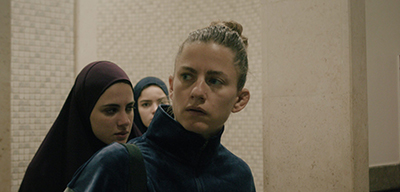 Florentina Holzinger als Sarah in Jordanien im Film Mond.