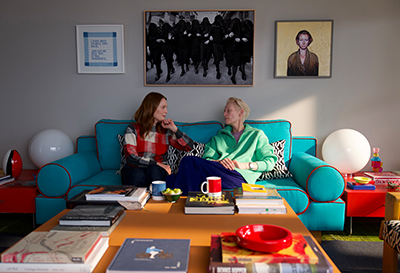 Julianne Moore als Ingrid und Tilda Swinton als Martha in Marthas Wohnung in The Room Next Door.