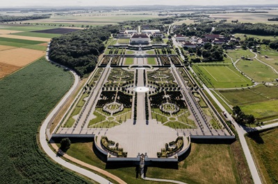 Die 7 Terassen der Gartenanlage von Schloss Hof aus der Vogelperspektive.