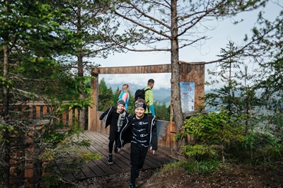 Familie beim Wandern auf der Mariazeller Bürgeralpe