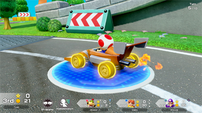 Toad sitzt in einem Kart auf dem Spielfeld in Super Mario Party Jamboree.