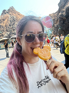 Miriam im Disney Sea Tokio mit einem Eis in Micky Maus Form