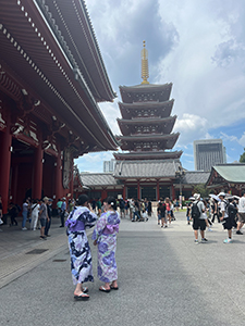 Zwei Japanerinnen vor der Pagode des Sensō-ji Tempel