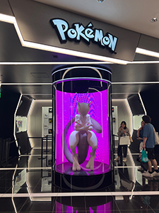 Überlebensgroßes Mewtu im Pokémon Center 