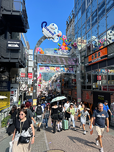 Blick auf den Eingang der Takeshita-Street