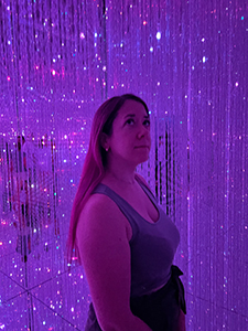 Miriam in einem der Räume vom teamLab Planets in Tokio