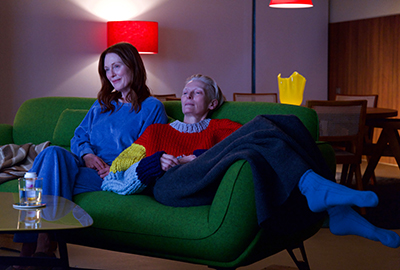 Julianne Moore als Ingrid und Tilda Swinton als Martha beim Fernsehen.