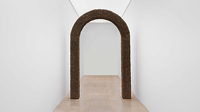 Skulptur arched landscape von Ugo Rondinone