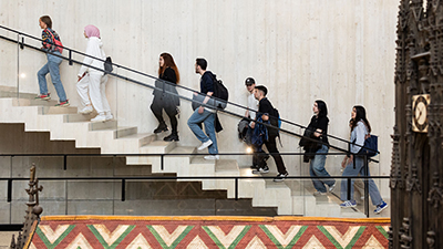 Seitenansicht von Jugendlichen, die eine Treppe hochgehen