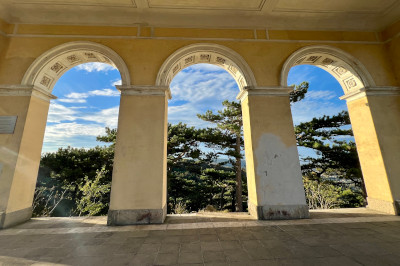 bögen von tempel, draußen wald und blauer himmel