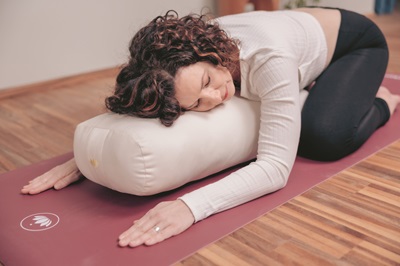 Sandra König in der Yin-Yoga-Position Die Raupe