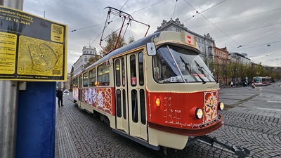 Die weihnachtlich geschmückte Stra0enbahn in Brünn steht in der Station Česká.