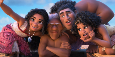 Vier Charaktere aus dem Animationsfilm Vaiana 2 stehen nah bei einander. Von links nach rechts: Ein junge Frau, ein alter Mann, ein junger Mann und eine weitere junge Frau. Alle haben braune Haut und dunkle Haare.