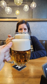 Anstoßen mit Bier im Mamlas in Brünn