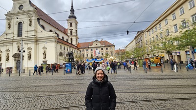 Frau vor dem U Jobst, der Thomaskirche und dem Christkindlmarkt.