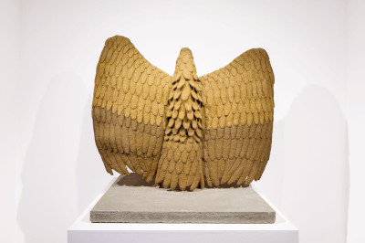 Goldfarbener Vogel aus Lehm - eine Skulptur von Ali Cherri