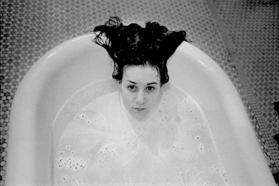 schwarz weiß Foto von Frau in Badewanne von Mary Ellen Mark: The Lives of Women