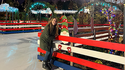 Miriam vor Weihnachtsdeko auf der Eisbahn