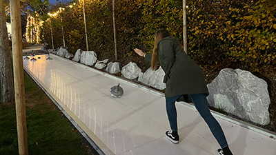 Miriam beim Eisstockschießen