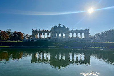 gloriette mit brunnen davor, sonne scheint, blauer Himmel