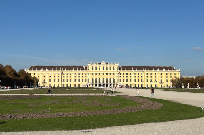 gelbes Schloss Schönbrunn mit Beeten davor