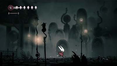 Heldin Hornet bewegt sich durch einen dunklen Tunnel in Hollow Knight Silksong