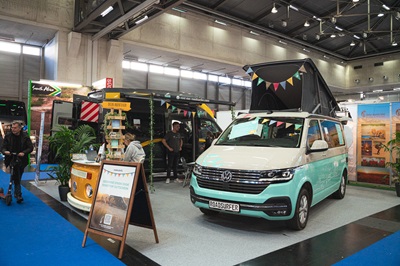 VW Minibus mit Zelt am Dach bei der Ferien-Messe in Wien