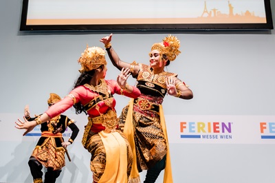 Traditioneller Tanz zweier Damen bei der Ferien-Messe Wien