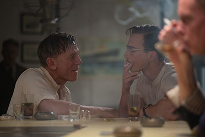 Daniel Craig als William Lee und Drew Starkey als Eugene Allerton in einer Bar in Mexiko City.