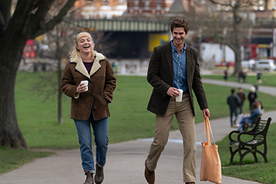 Florence Pugh als Almut und Andrew Garfield als Tobias als Liebende in Großbritannien.