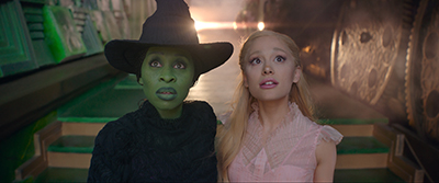 Cynthia Erivo als Elphaba und Ariana Grande als Glinda besuchen den Zauberer von Oz.