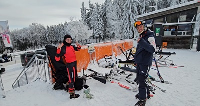 Mann und Frau mit mehreren Skibobs bei der Talstation am Jauerling