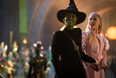 Cynthia Erivo als Elphaba und Ariana Grande als Glinda in Oz.