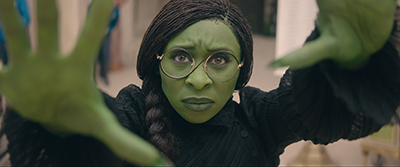 Cynthia Erivo als Elphaba hat natürliche magische Kräfte.