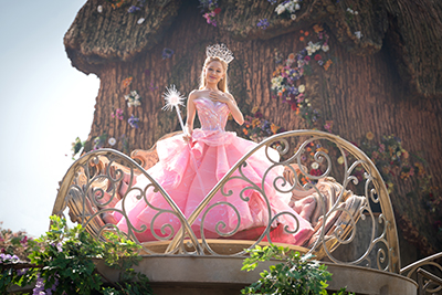 Ariana Grande als Glinda ist ein Liebling der Oz-Bewohner.