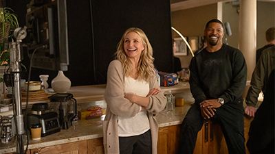 Cameron Diaz und Jamie Foxx lachend am Set zu Back in Action