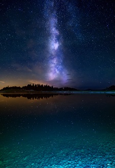 Speichersee in Annaberg bei Nacht. Darüber der Nachthimmel und die Milchstraße.